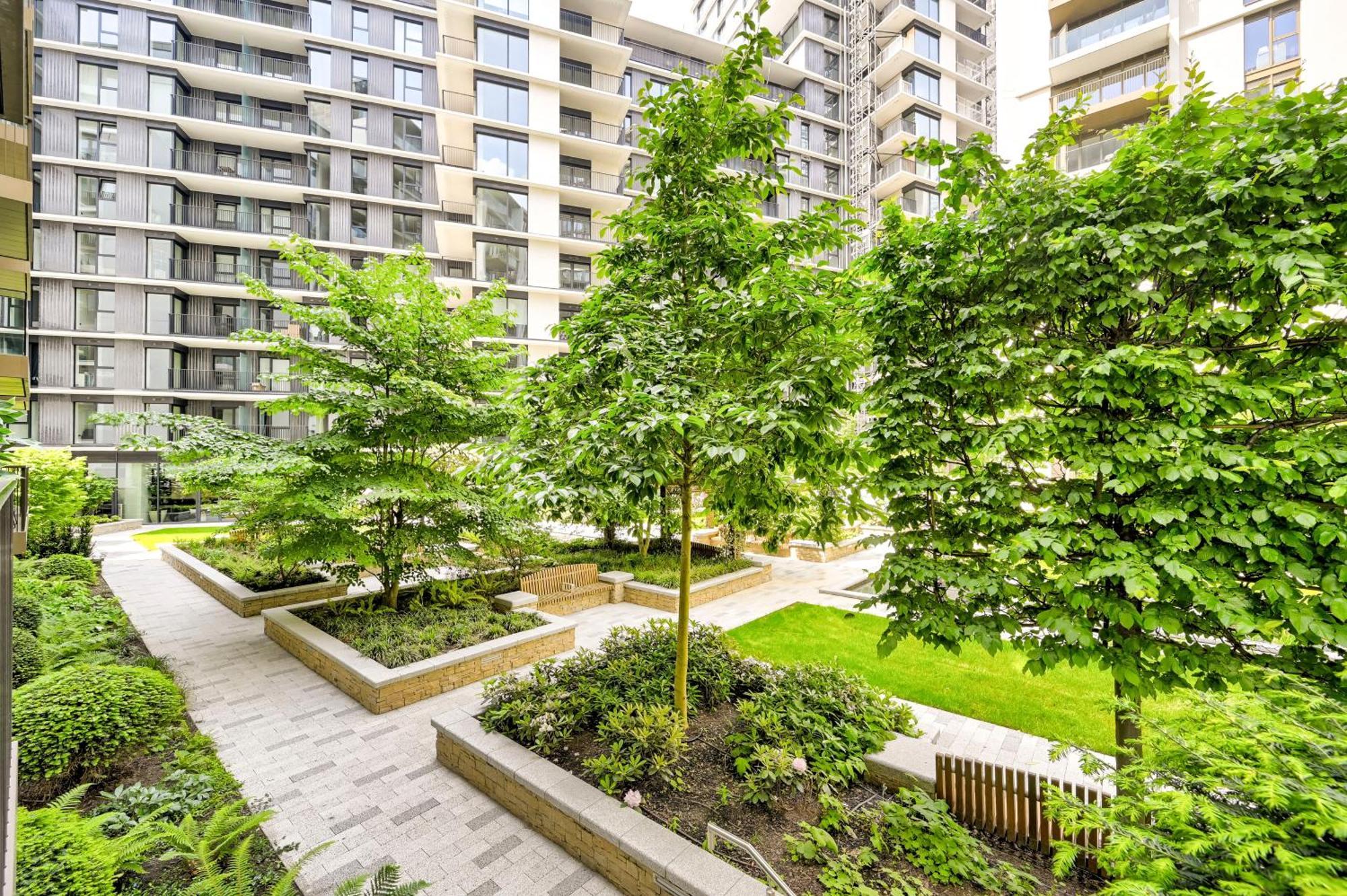 Luxury In White Living - Ideal For Family & Business London