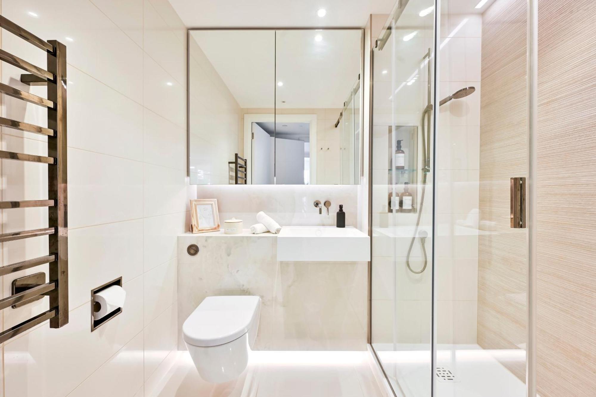 Luxury In White Living - Ideal For Family & Business * London