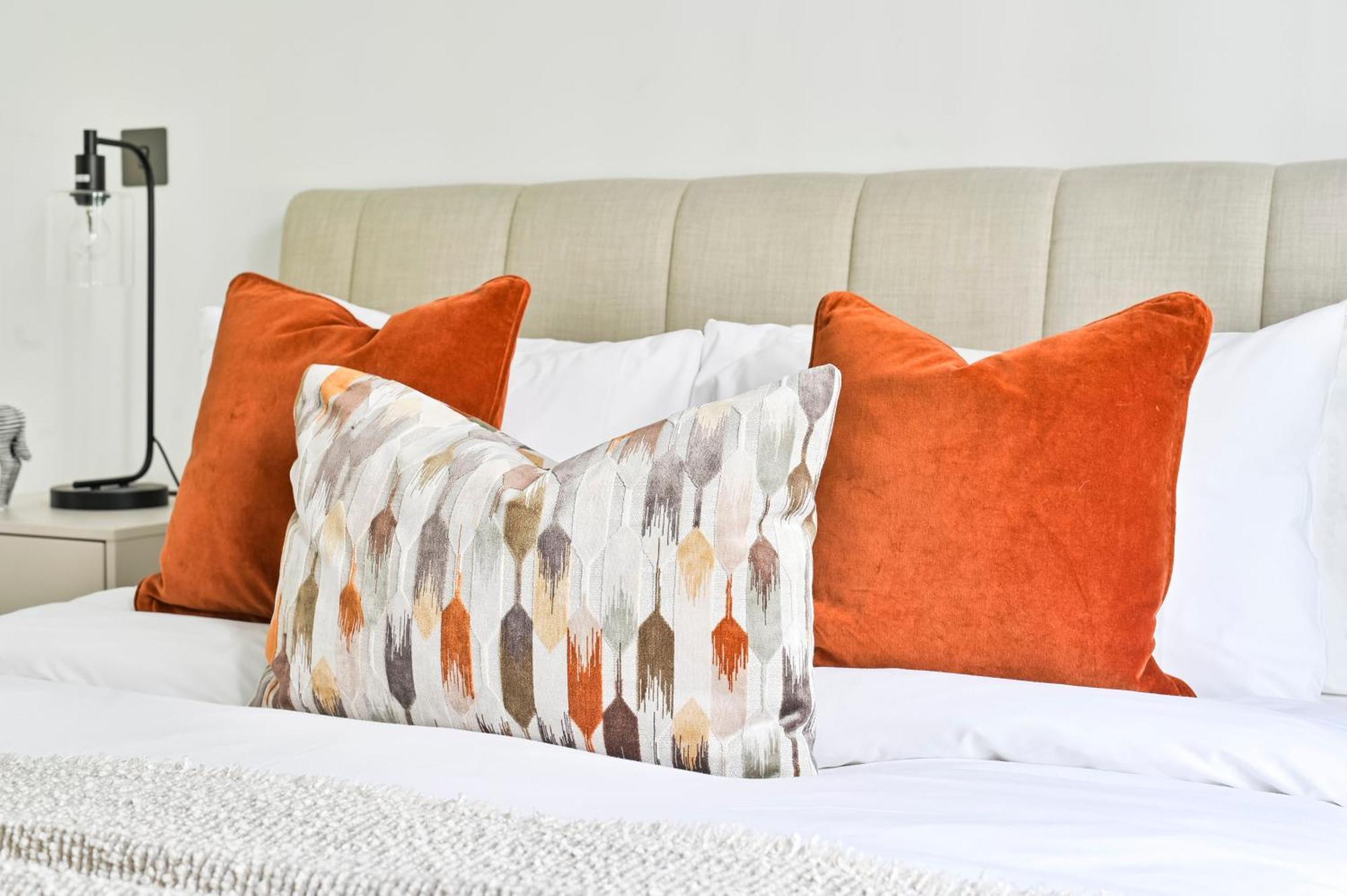 Luxury In White Living - Ideal For Family & Business Apartment