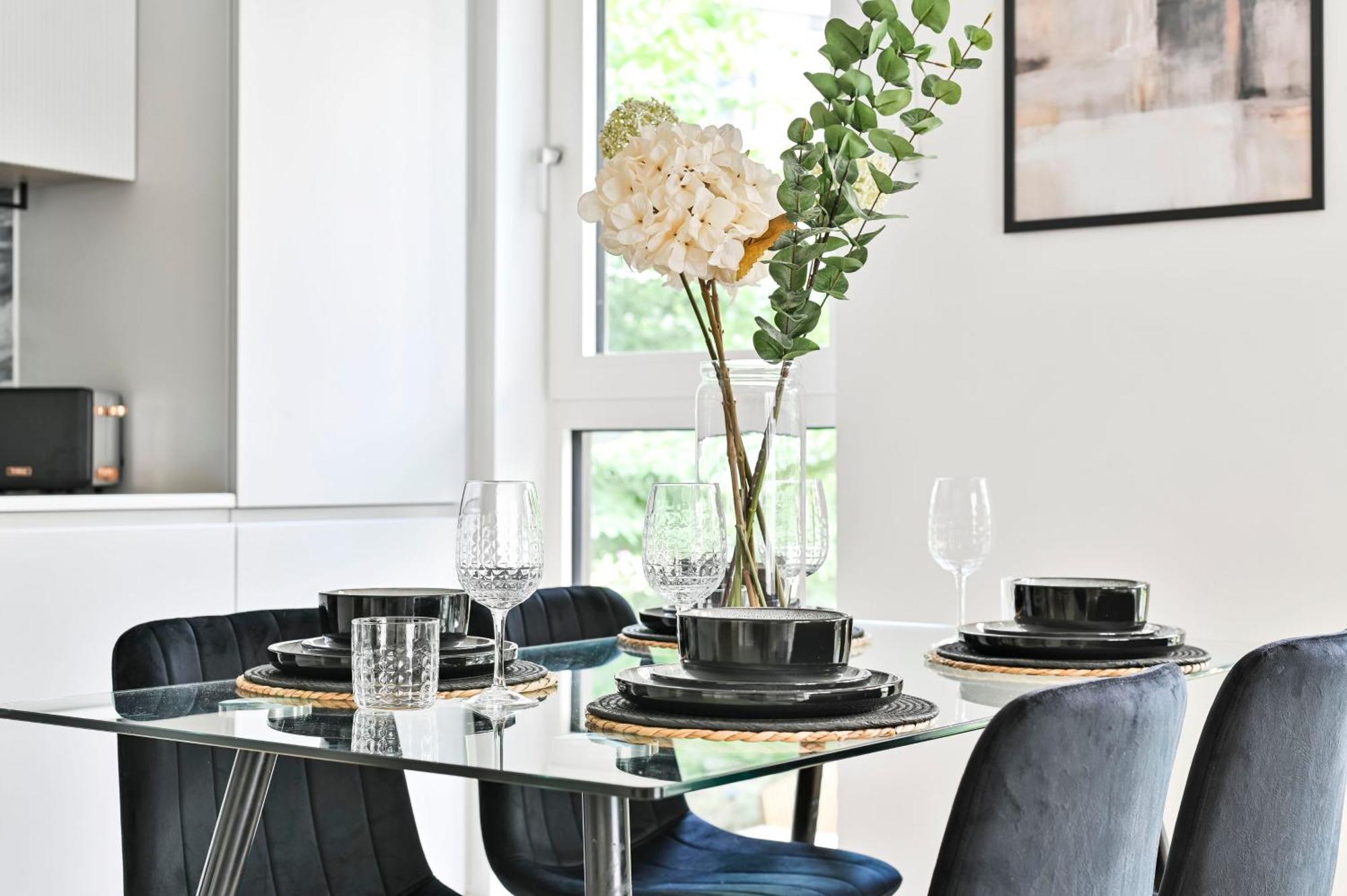 Apartment Luxury In White Living - Ideal For Family & Business *