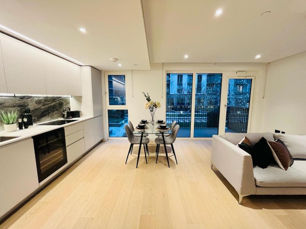 Apartment Luxury In White Living - Ideal For Family & Business London