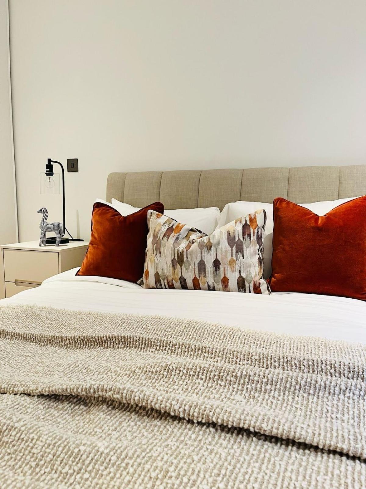 Apartment Luxury In White Living - Ideal For Family & Business